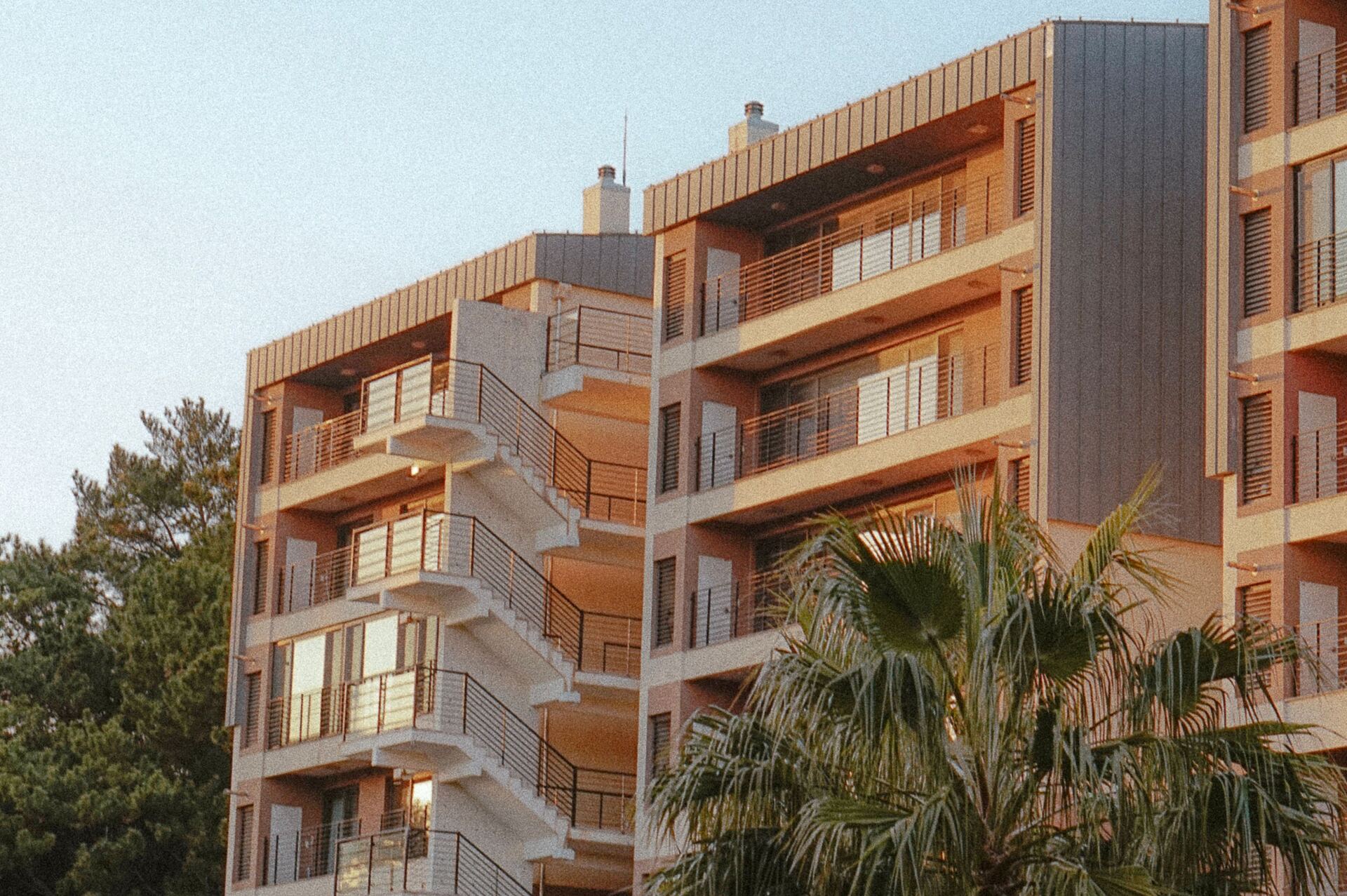 Edifici residencial amb balcons, comunitat de veïns a Blanes